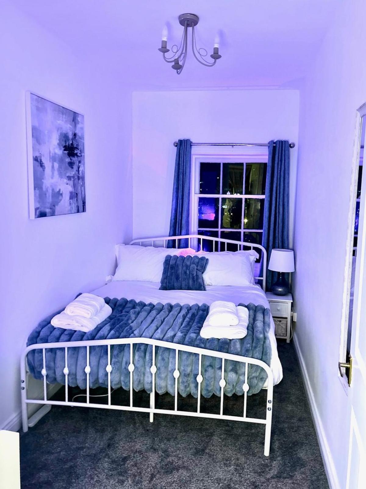Beautiful Grade 2 In Centre Of Newcastle-st Park Free Parking