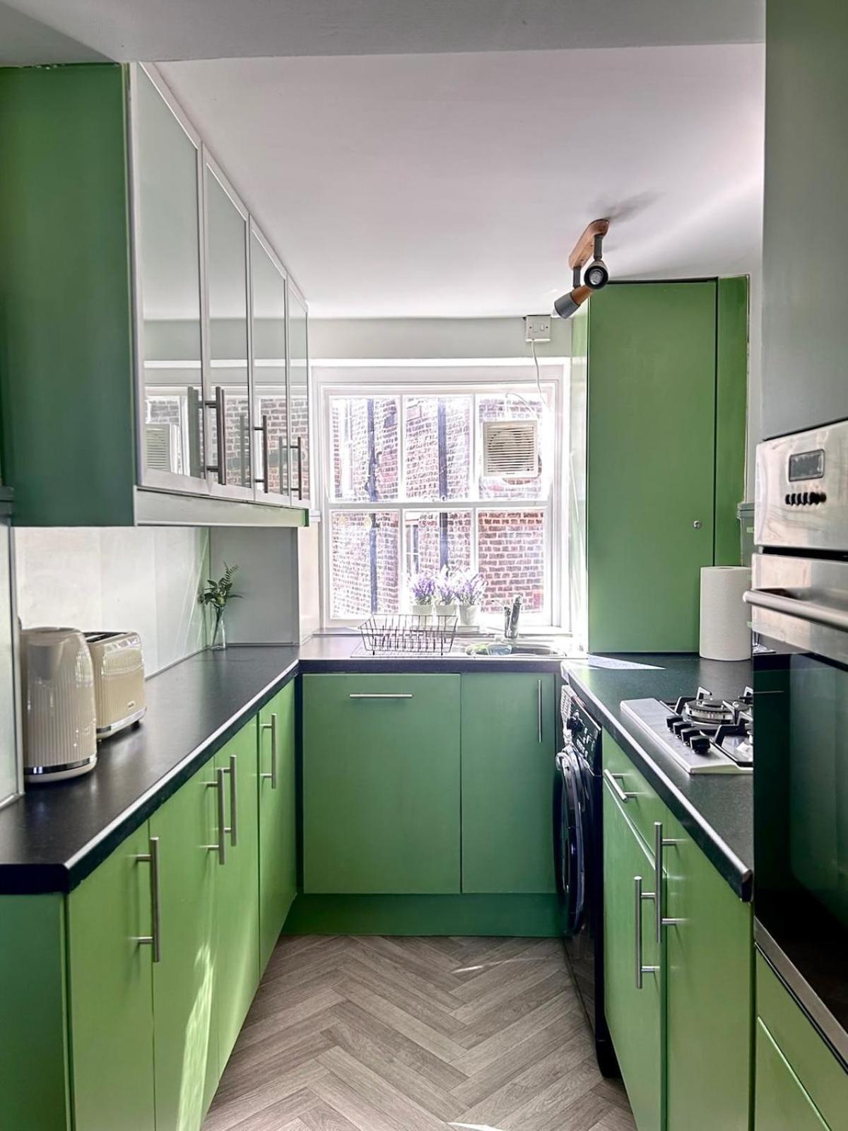 Beautiful Grade 2 In Centre Of Newcastle-st Park Free Parking Apartment